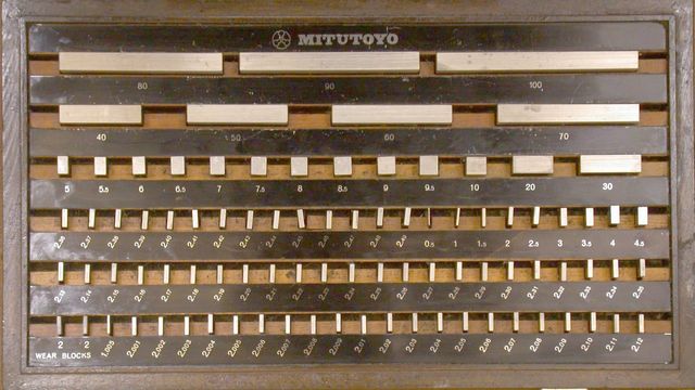 ケースの中に長さの異なる金属製ゲージブロックが並んでいる