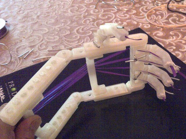 白い樹脂の部品を組み合わせた、3Dプリントによる手の試作品