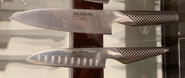 刃から柄まで金属の外観を持つGLOBALの包丁2本が横向きに並ぶ様子