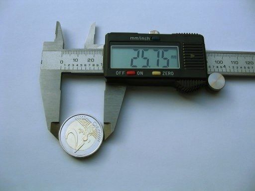 デジタルノギスの外側用ジョウで2ユーロ硬貨を挟んでいる