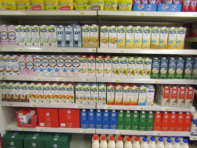 英国のスーパーで棚に並ぶ紙パック入りの牛乳や植物性飲料