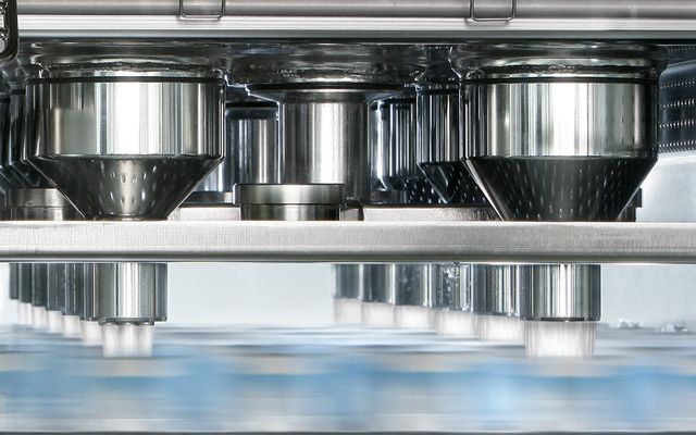 紙容器へ乳製品を充填するSIG製機械の充填部