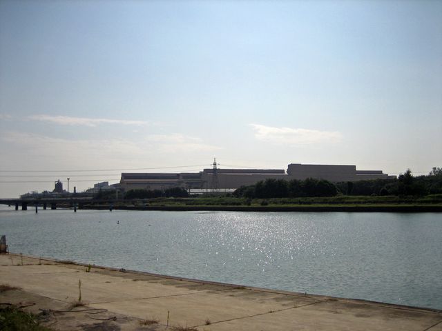 川の向こうに大きな工場建屋が連なる広畑製鉄所