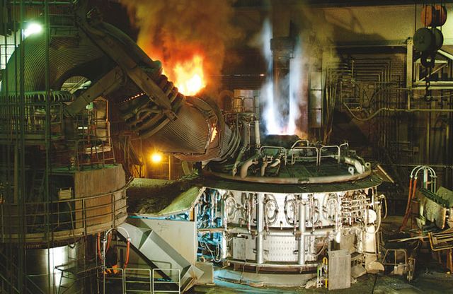 ドイツの製鉄所に設置された製鋼用の電気アーク炉