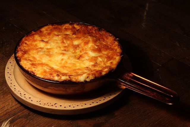取っ手のあるガラス製の器に入った焼き上がりのラザニア
