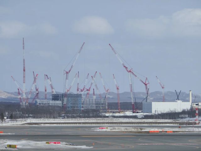 雪の残る千歳で建設中のRapidus工場とクレーンを新千歳空港から見た風景