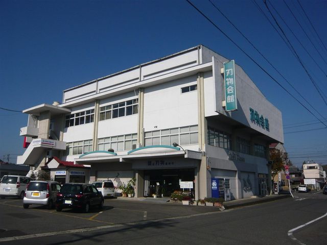 岐阜県刃物会館の建物外観と、前に広がる駐車場