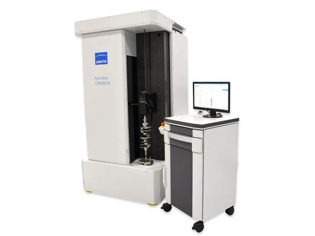 クランクシャフトを取り付けた円筒座標型の三次元測定機と操作用の画面