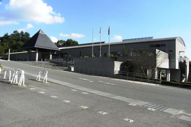 広島県熊野町にある筆の里工房の外観と、建物の前を通る道路