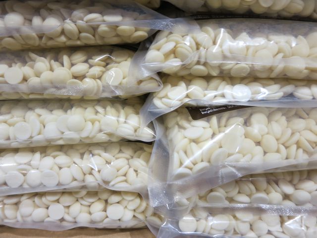 透明な袋に入ったホワイトチョコレートチップが重なっている