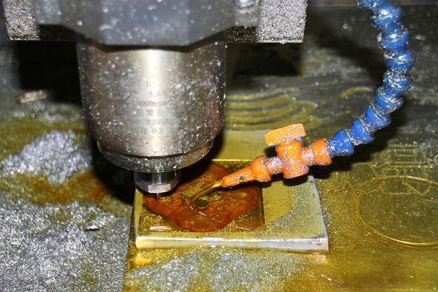CNCフライス加工で工具が金属の材料を削っている接写