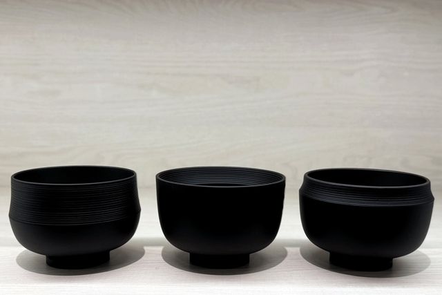 木粉を活用したMIRAIWOOD製の黒い漆器「MWZ」が3点並ぶ