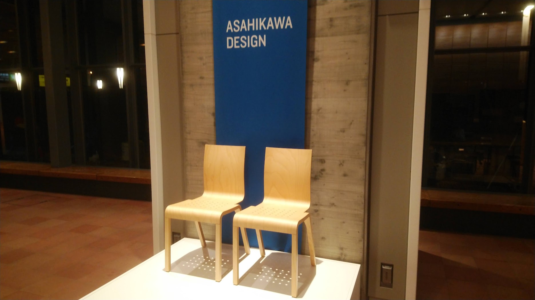 旭川駅に展示された、木製の椅子二脚