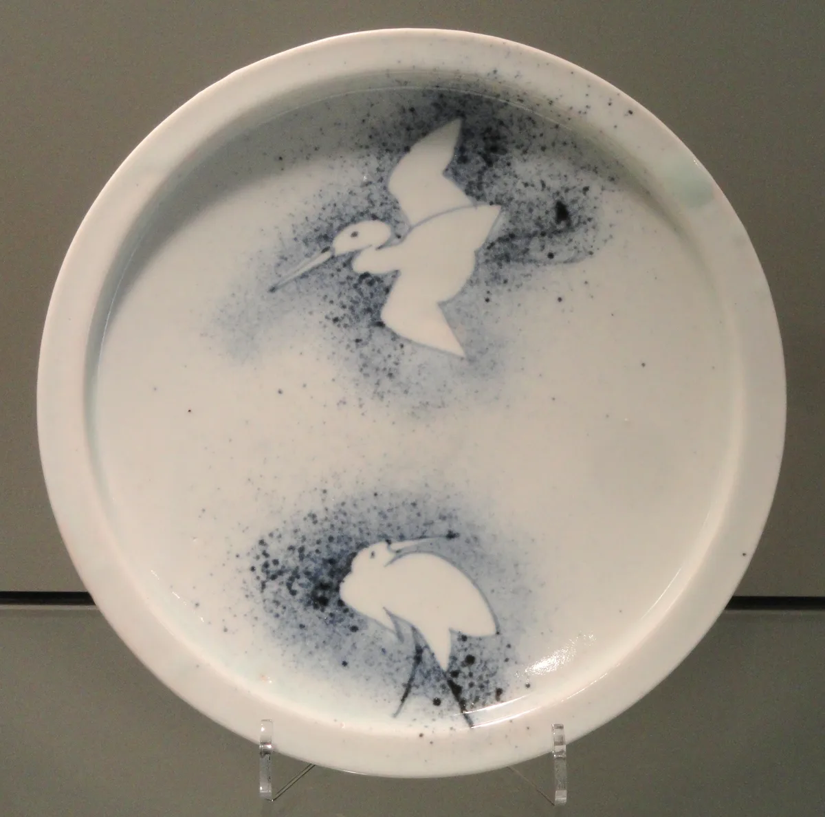 白い器面に二羽の鶴の姿を藍色で表した有田の磁器皿