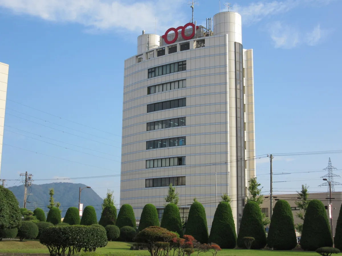 屋上に赤い眼鏡の形を掲げた、鯖江市のめがねミュージアムが入る建物